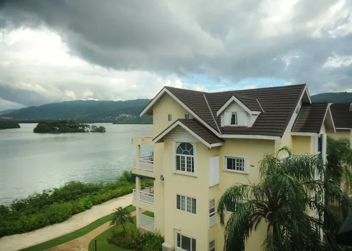 Lagoons Hotel *