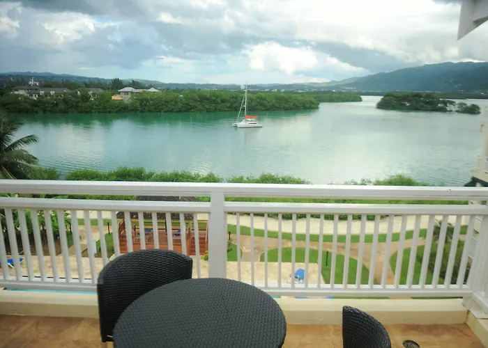 Hotel Lagoons *